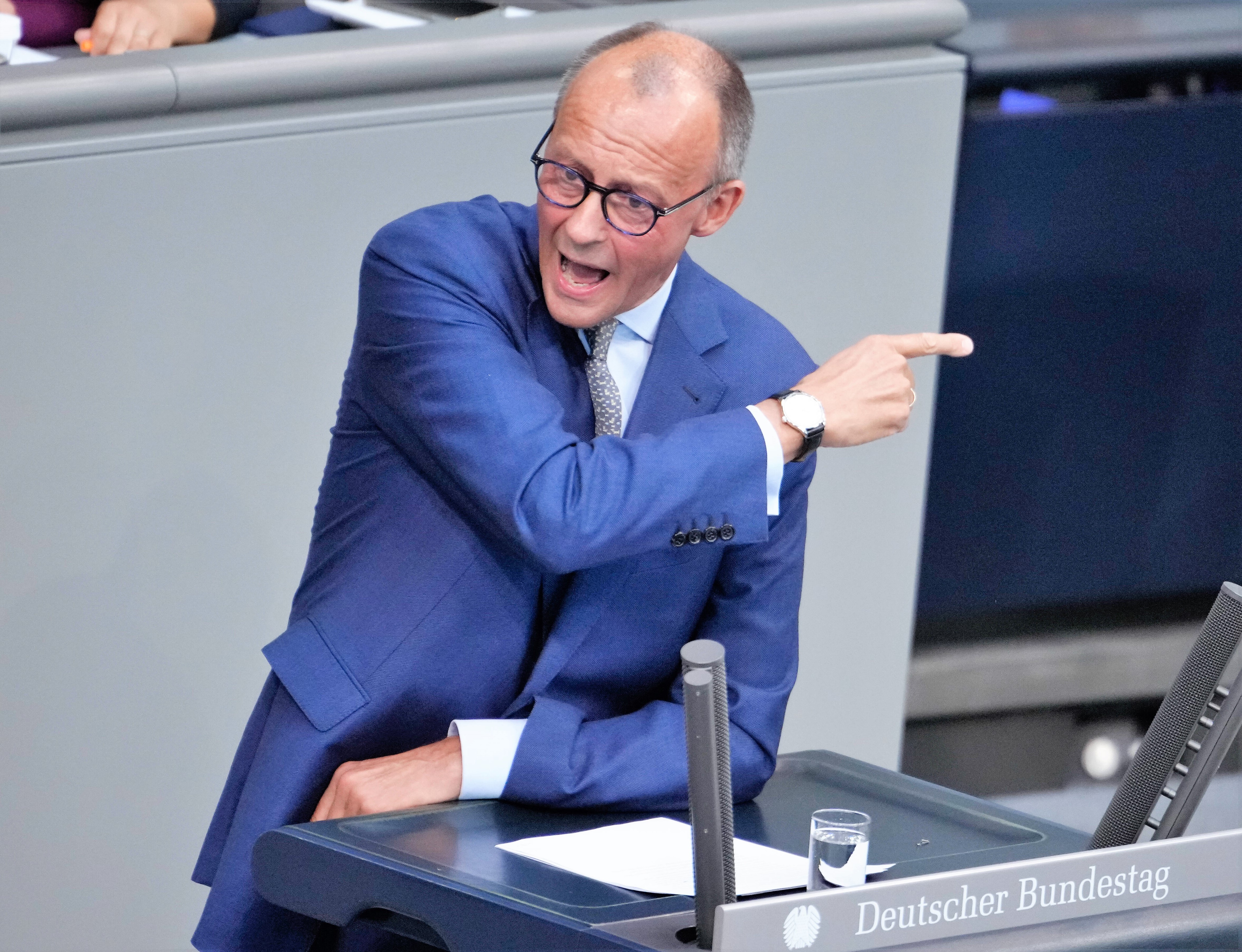 Ohrfeige für den Bundeskanzler! Merz greift Scholz heftig an! „Führt der Kanzler die Ampel noch?“ 