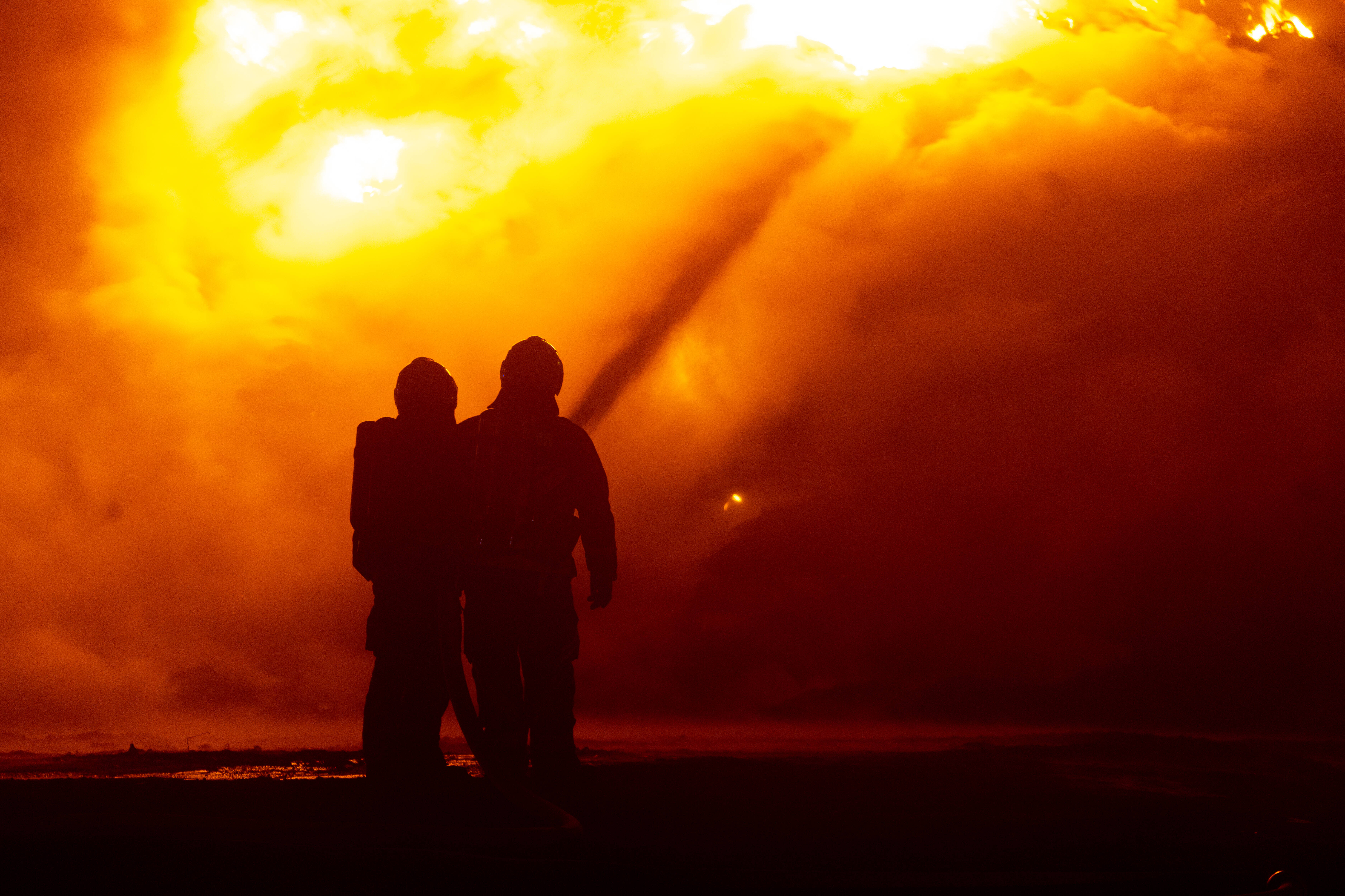 2 Feuerwehrleute nach Verpuffungen vermisst - Kollegen rechnen mit dem Schlimmsten! 