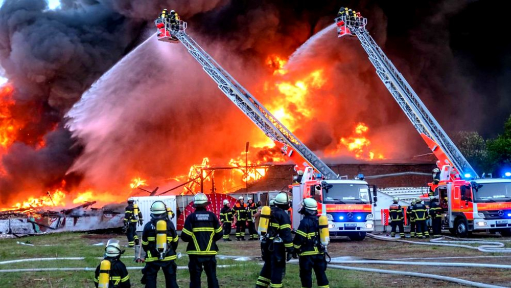 Feuerinferno! Polizei bittet Bevölkerung die Fenster geschlossen zu halten - Giftige Rauchwolke!