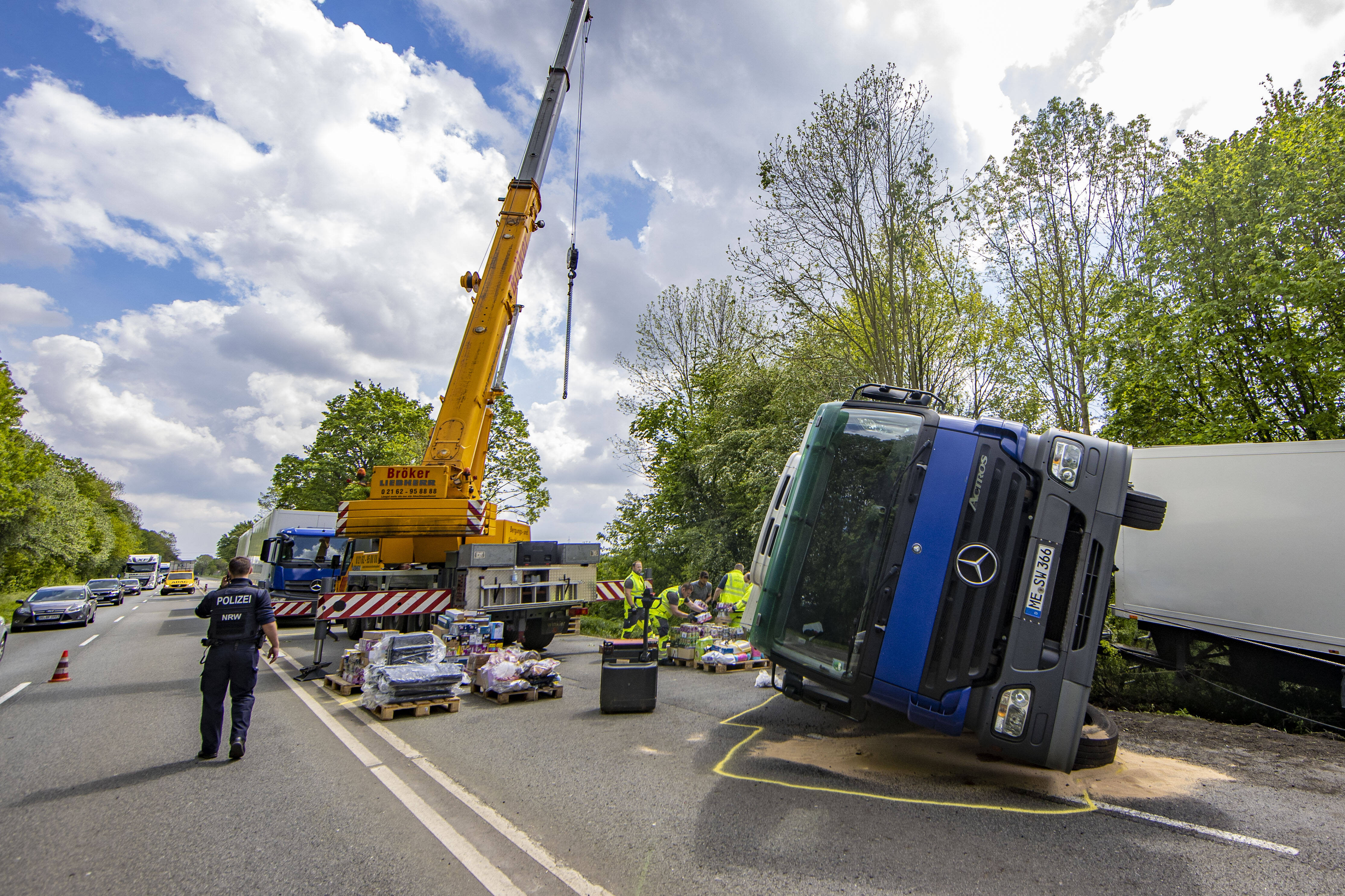 Vollsperrung! Autobahn verwandelt sich in ein Trümmerfeld - Hubschrauber im Einsatz!