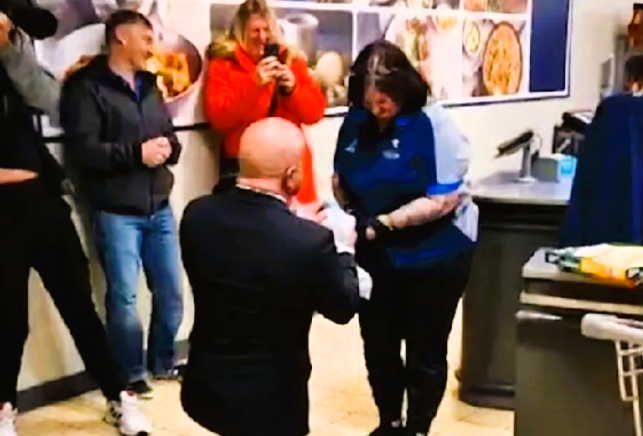 Heiratsantrag bei Aldi an der Kasse! Tolles Video zeigt romantischen Antrag mitten in Aldi-Filiale