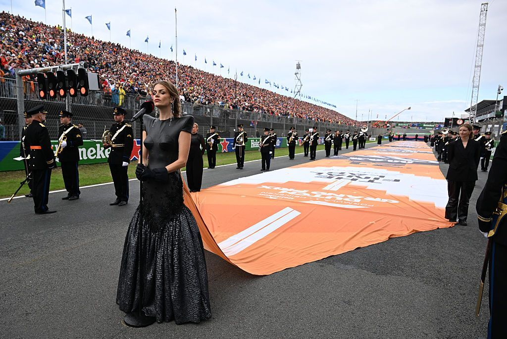 Davina Michelle steelt de show bij Dutch GP en krijgt hartelijk moment met koningin Máxima