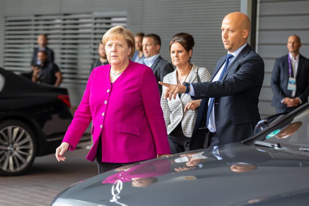 Überfall auf Angela Merkel! Angriff auf offener Straße auf die Alt-Kanzlerin!