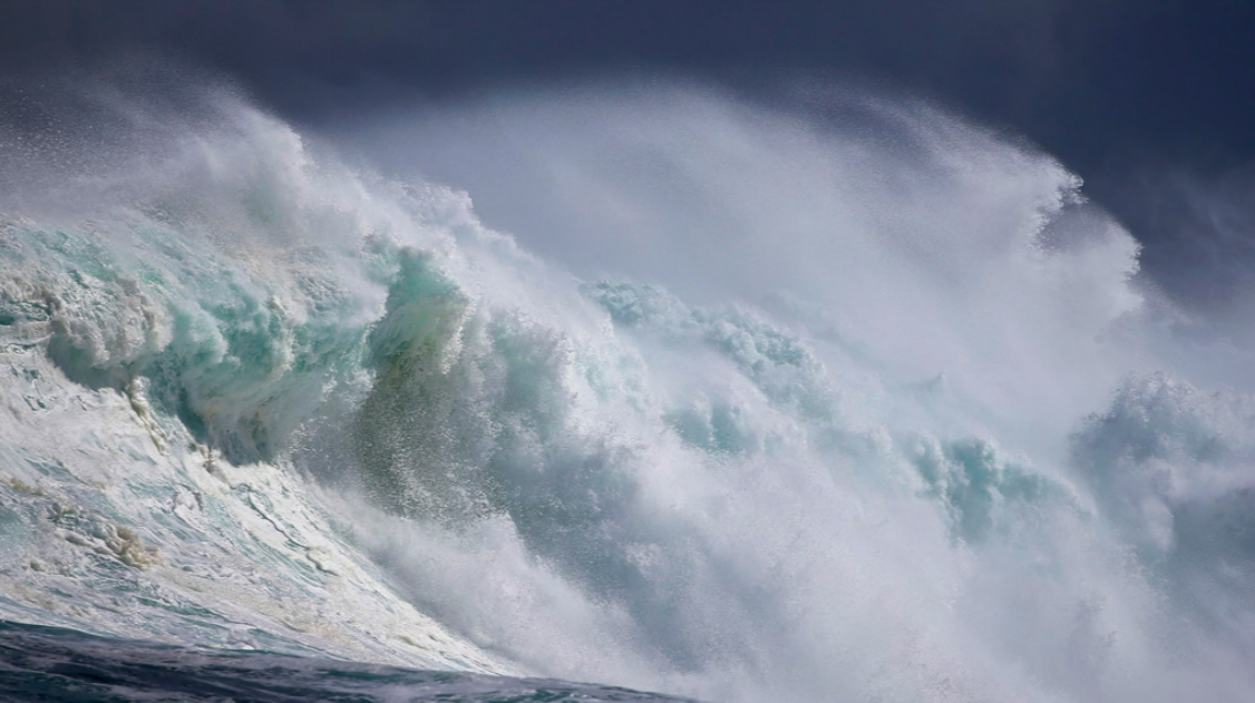 Direkt am Strand! - Monsterwelle reißt 3 Menschen in den Tod - 17 Personen zum Teil schwer verletzt!