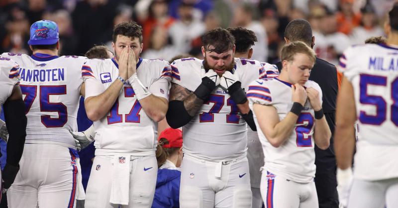 Drama bei Spitzenspiel in der NFL – Herzstillstand! Football-Star musste auf dem Spielfeld reanimiert werden!