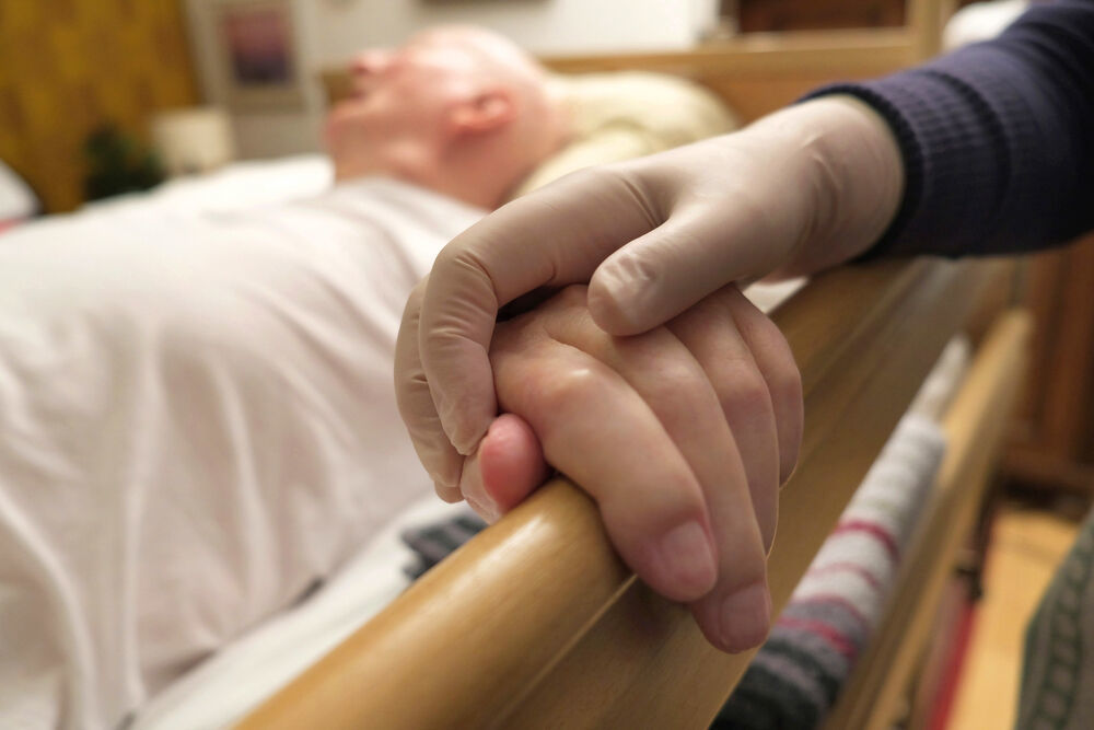 Angebliche Leiche erwacht im Bestattungsinstitut! Frau für tot erklärt - dann passiert ein Wunder!