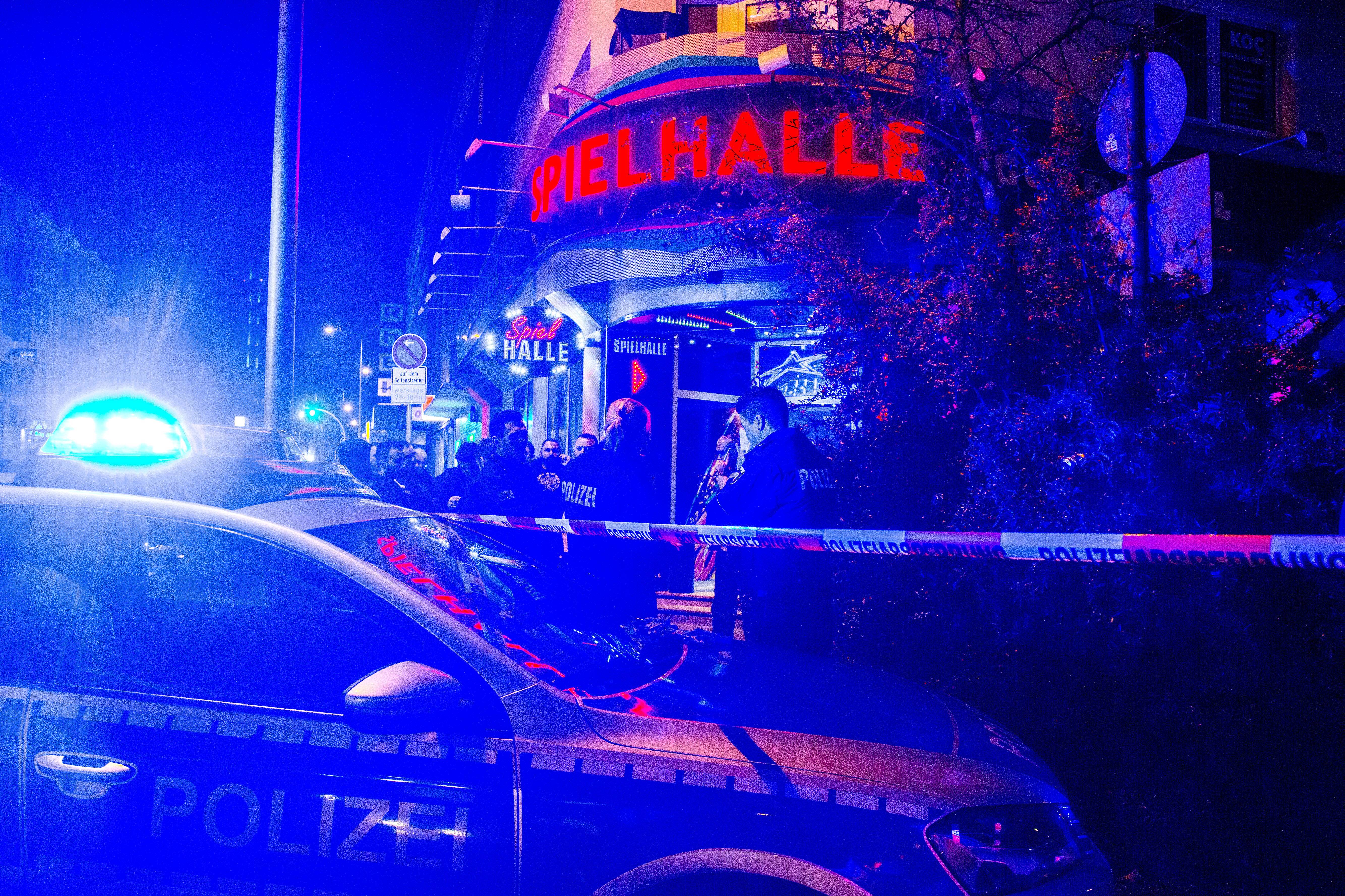 Schüsse in Frankfurter Restaurant! Mann angeschossen - Täter flieht, Polizei warnt die Bevölkerung!
