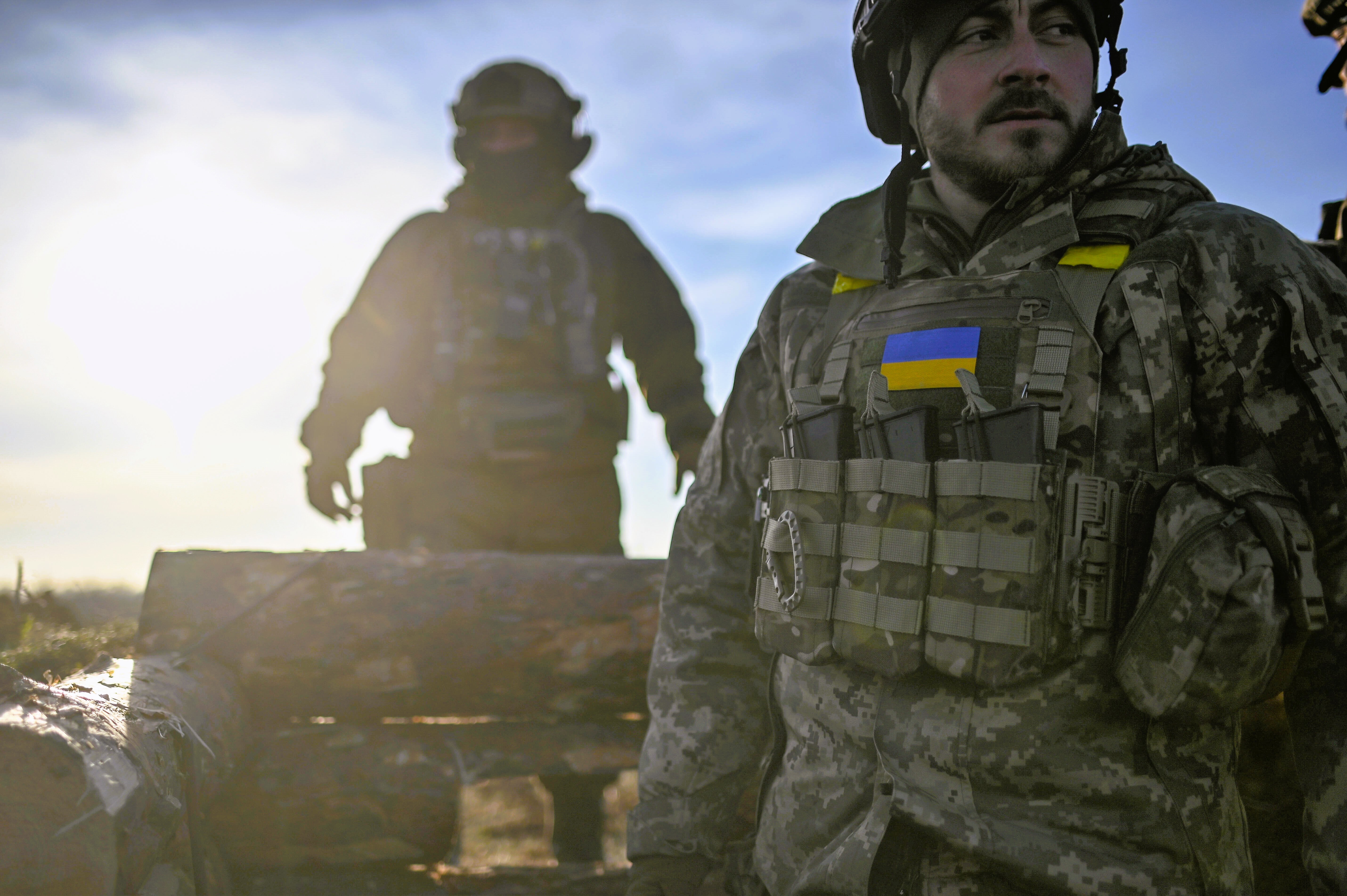 Eier aus Stahl! Video zeigt: Ukrainischer Soldat vollkommen unbeeindruckt von starkem Beschuss