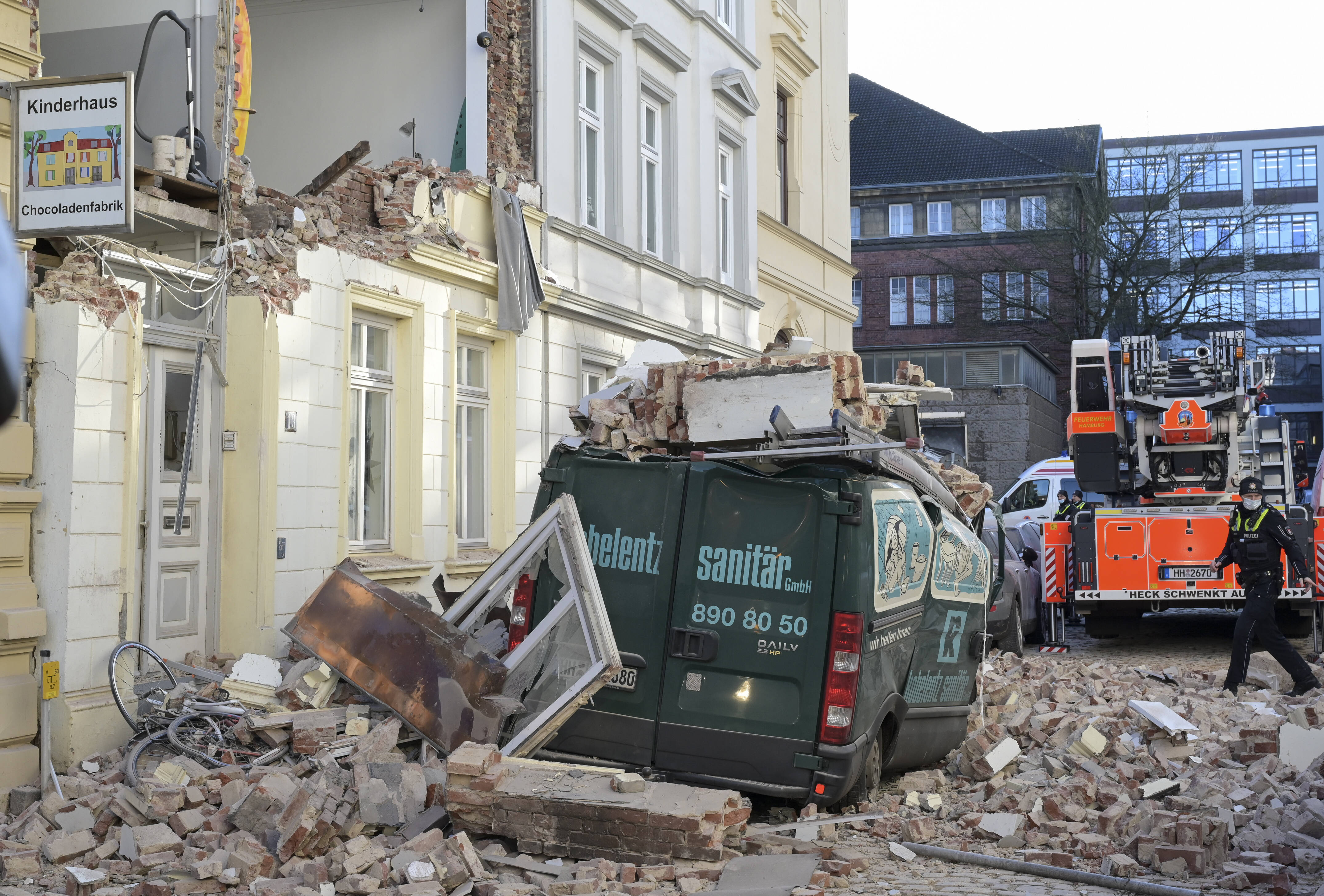 Einpark-Unfall endet tödlich – 75-jährige Rentnerin knallt mit ihrem PKW an Hauswand und stirbt!