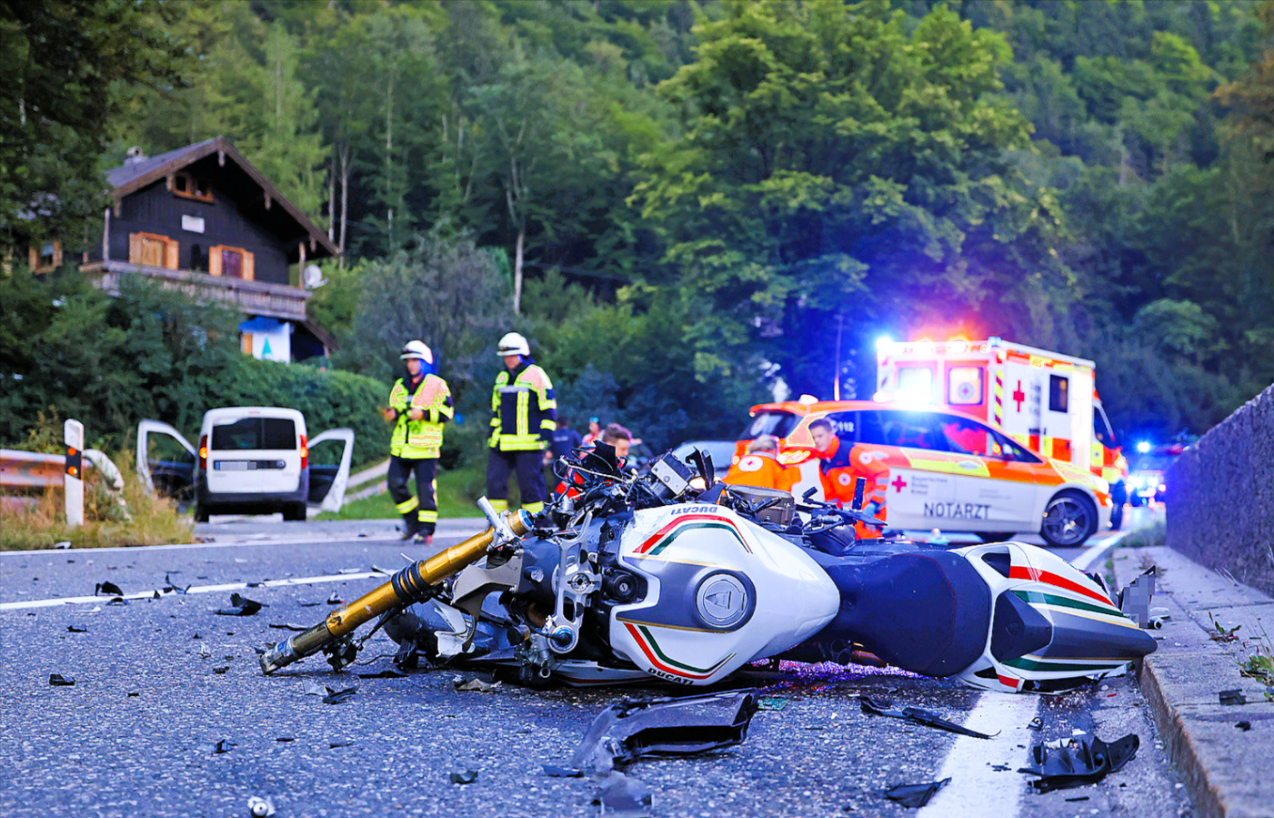 Vollsperrung! Unfall mit Krankenwagen! Ein Toter und mehrere schwer Verletzte bei fürchterlichem Crash!