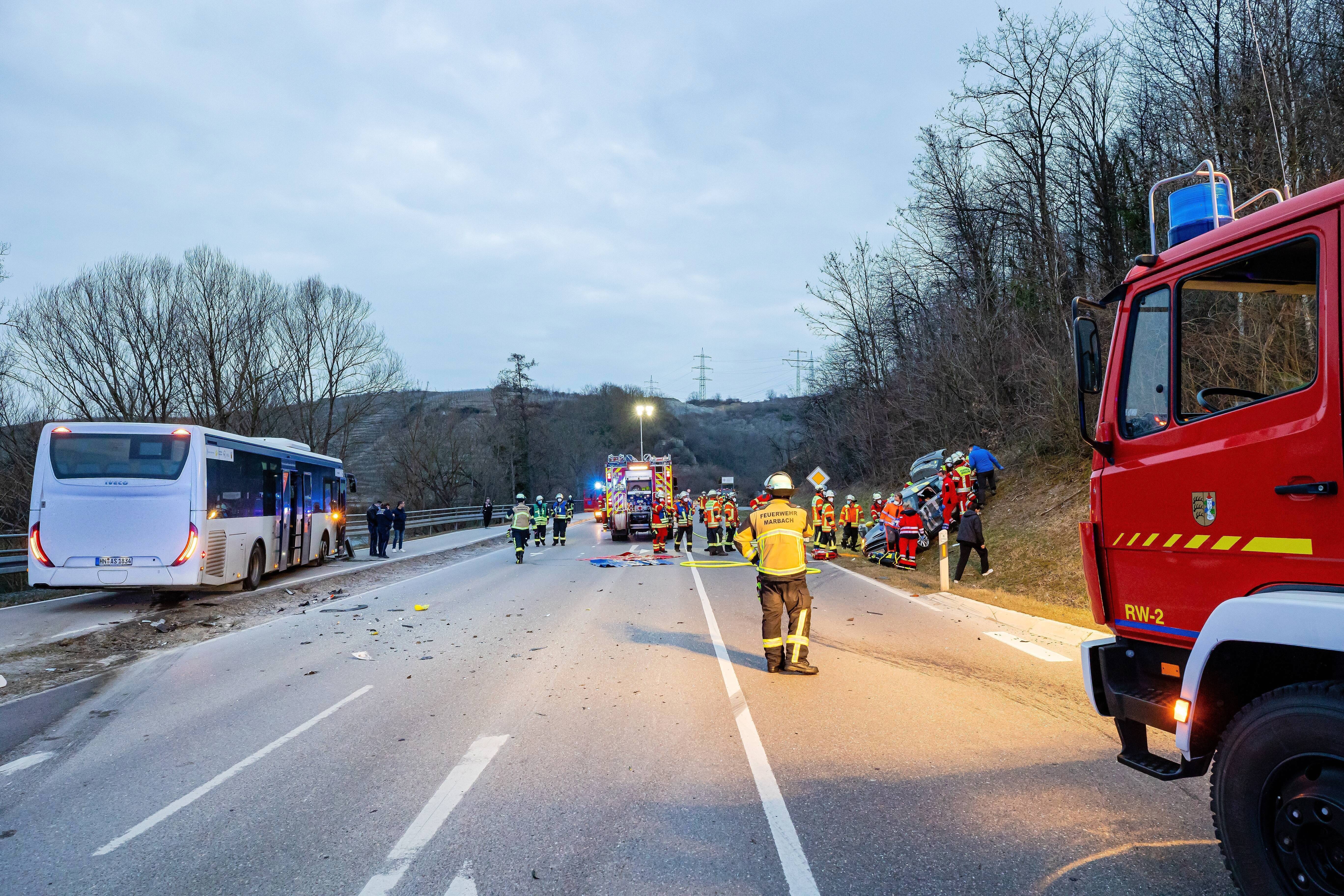 Vollsperrung!- Deutscher rast frontal in Reisebus - es gibt Tote und Verletzte!