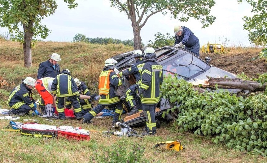 Schwerer Unfall - drei Kinder verletzt! Autofahrerin wollte Tier ausweichen - 5 Personen verletzt