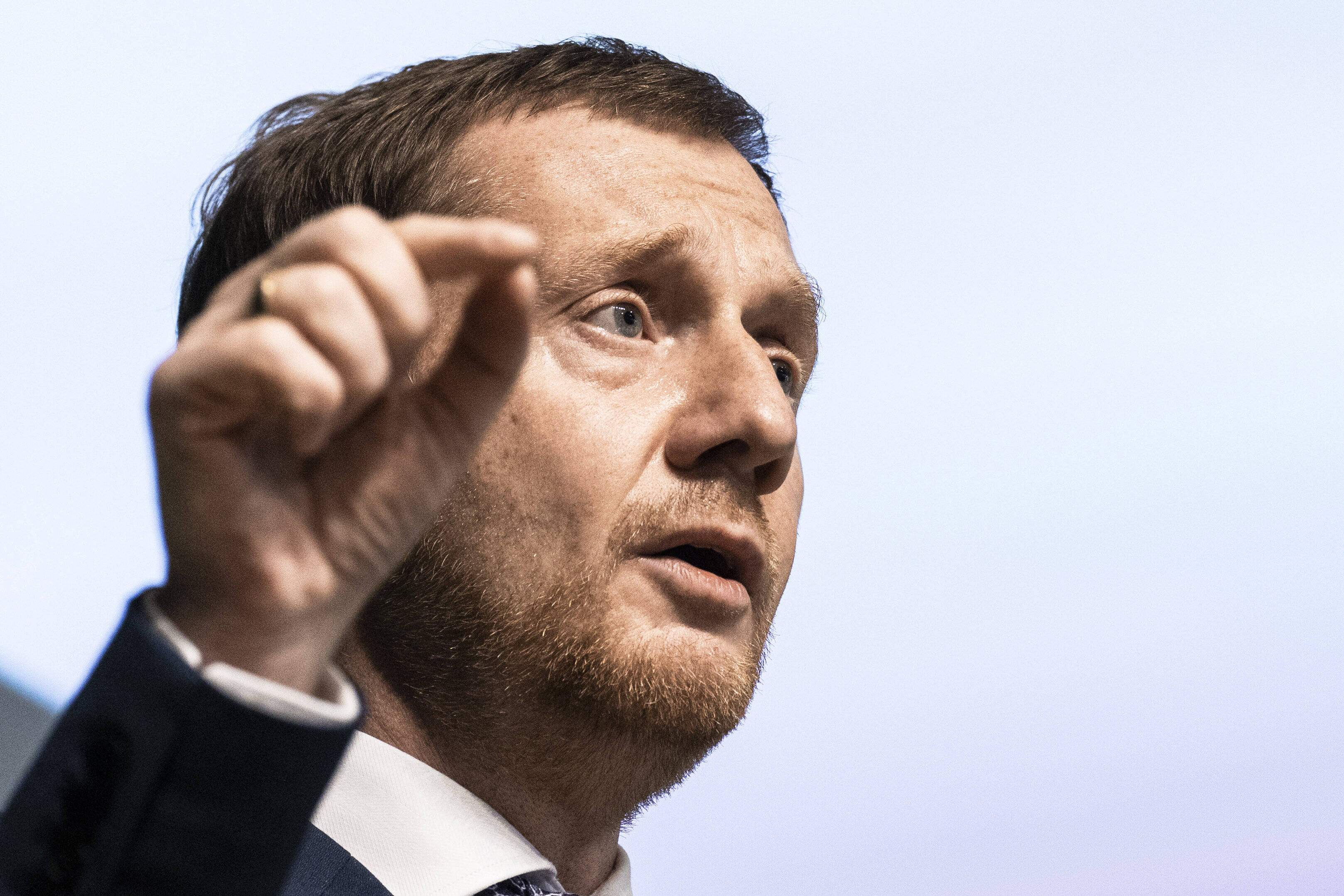 300 Rechtsextreme bedrohen Ministerpräsident Kretschmer in Sachsen! "Politiker nirgendwo mehr sicher!"