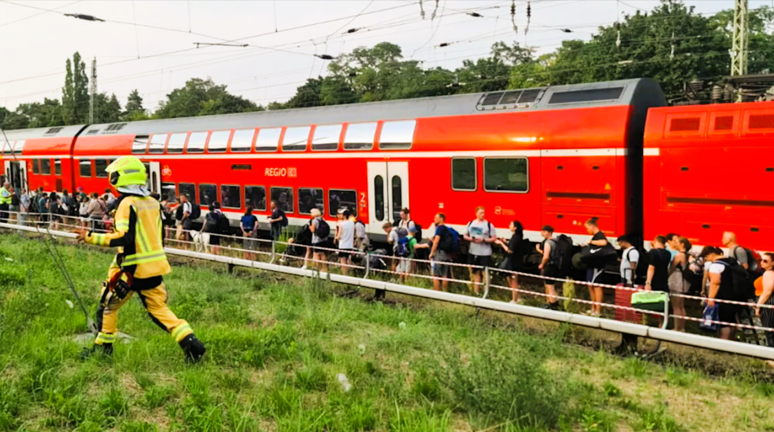 Panzermine auf Bahnschienen entdeckt! Lebensgefahr und Streckensperrung - Baggerfahrer macht erschreckende Entdeckung