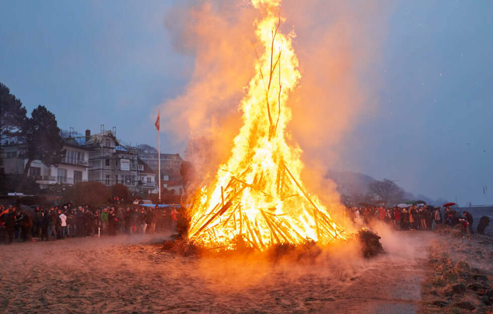 Frau stirbt bei Osterfeuer durch "Bösen Geisterstamm"! Polizei sucht dringend Zeugen