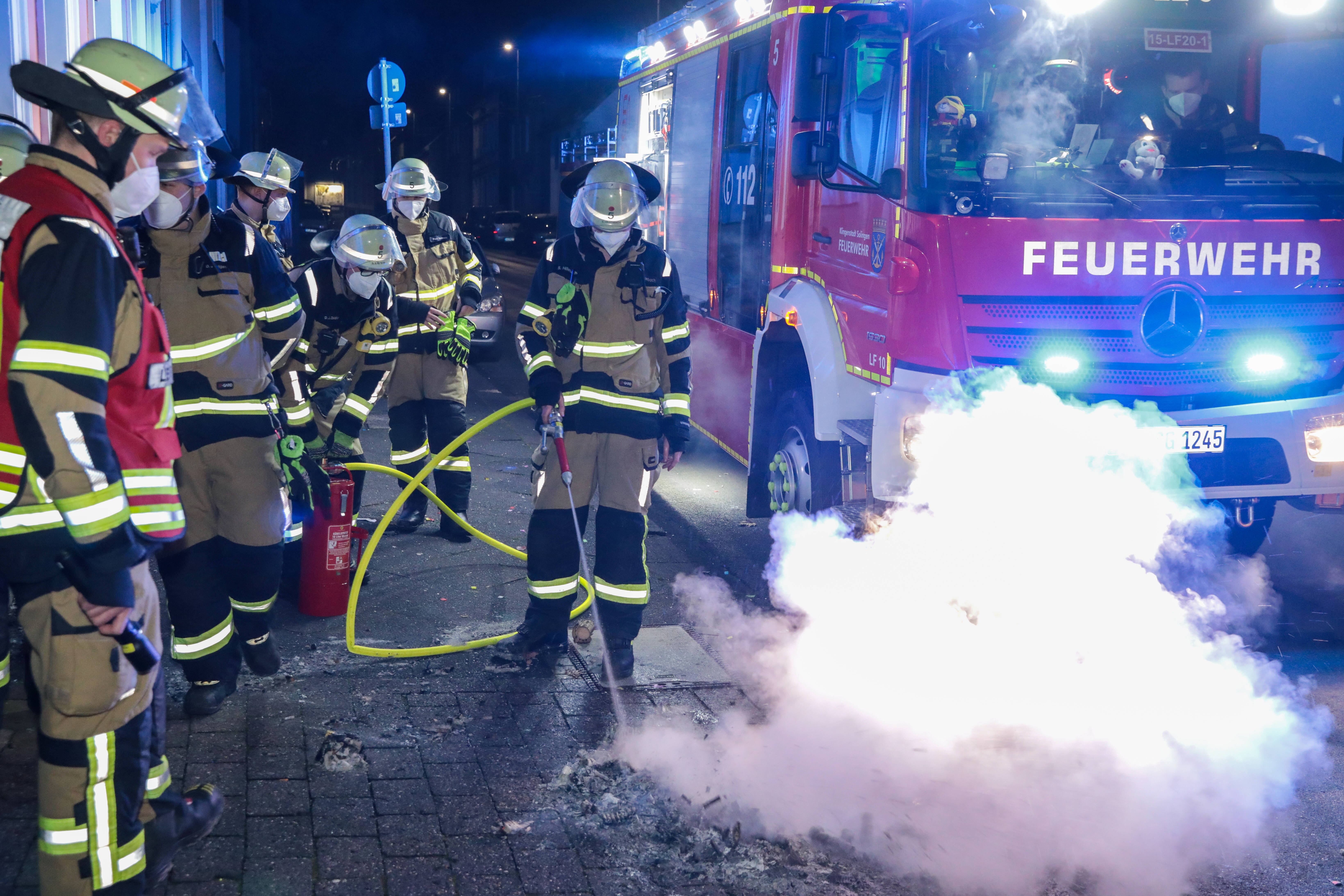 Schwerer Unfall! Mann verbrennt in seinem Wagen, Helfer können nichts mehr tun!