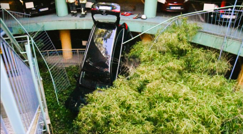 Auto stürzt aus Parkhaus! Frau stürzt mit Mercedes in die Tiefe - Schrecklicher Unfall im Parkhaus